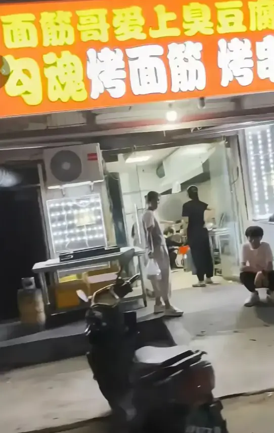 【免费在线观看】《安平勾魂面筋哥丈母娘事件》1080P高清完整版，街头名场面+拆台丈母娘剧情超刺激！