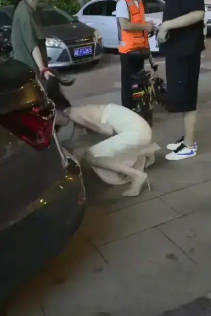 太可怕！《白衣女子被抓头发跳河》视频流出，白衣女子疑似小三跳河，现场目击者讲述详情，无广告在线看！