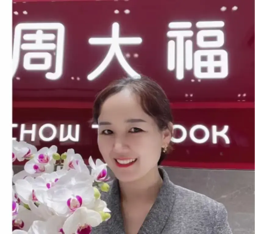 射阳周大福门店一拖三事件，《盐城周大福金店一拖三事件》全解析，附高清完整版视频-速来