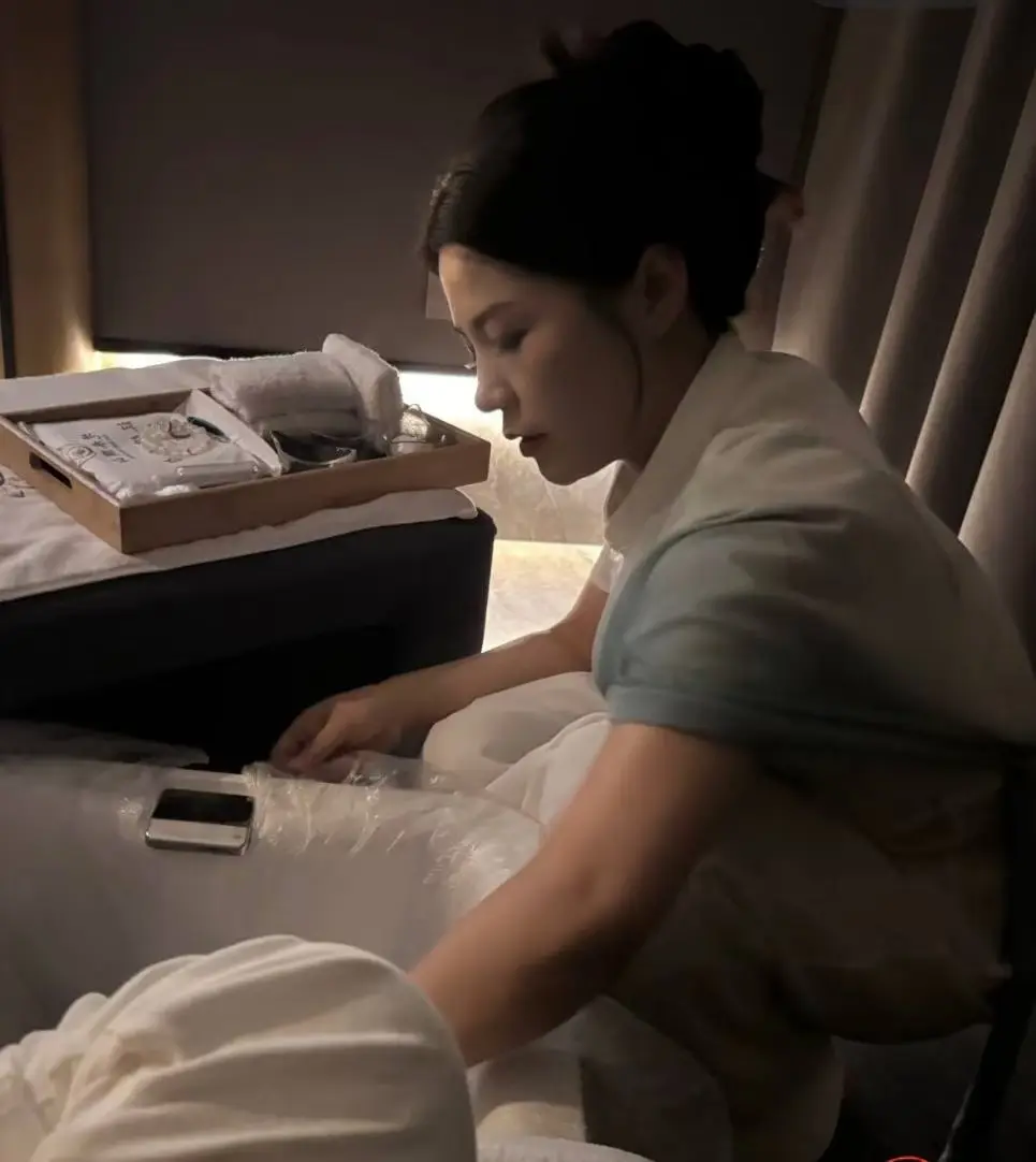想看《宁夏4V1网红斗殴事件》？这里有实拍完整版，无广告流畅播放，体验宁夏网红4V1群殴的震撼，别错过这场斗殴事件！