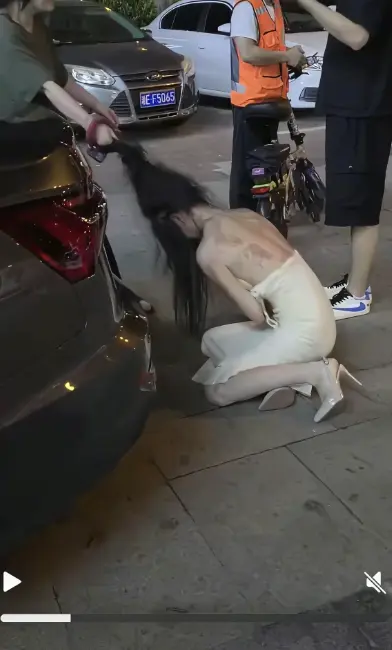探寻《白裙女子被抓头发跳河》背后的小三疑云，白裙女子跳河后续完整版，高清流畅播放不卡顿！