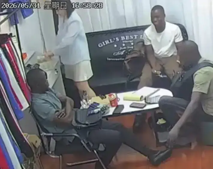 《三个黑人买衣服》事件引发社会热点-美女老板娘发声回应-高清无删减版《三个黑人买衣服》流畅不卡在线看