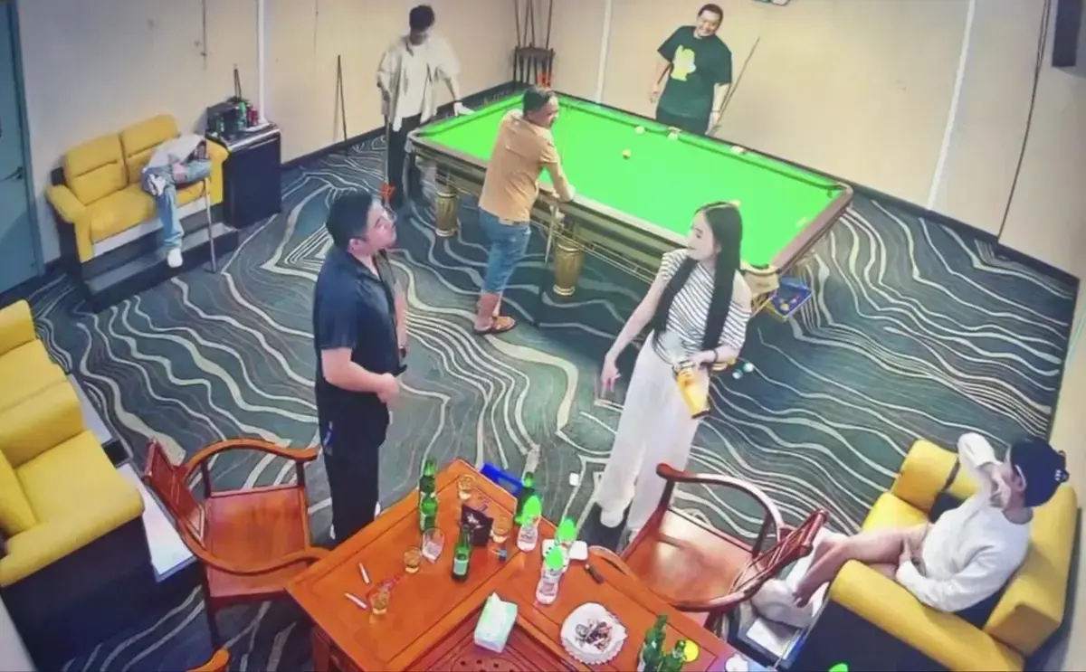 免费观看《海口台球厅2V5》男女对战现场监控视频，1080P高清无广告，完整版随时畅享！
