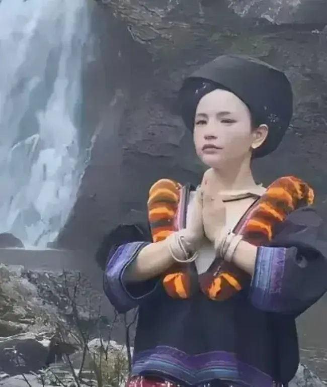 《苗族瀑布女孩》高清未删减全集免费在线看，樱花动漫、VS影院畅享无广告观看体验，还有网盘免费分享！