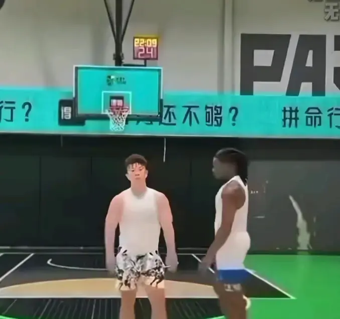 快看《牛教练的裤子》，牛教练单挑遇黑哥扒裤子奇事！