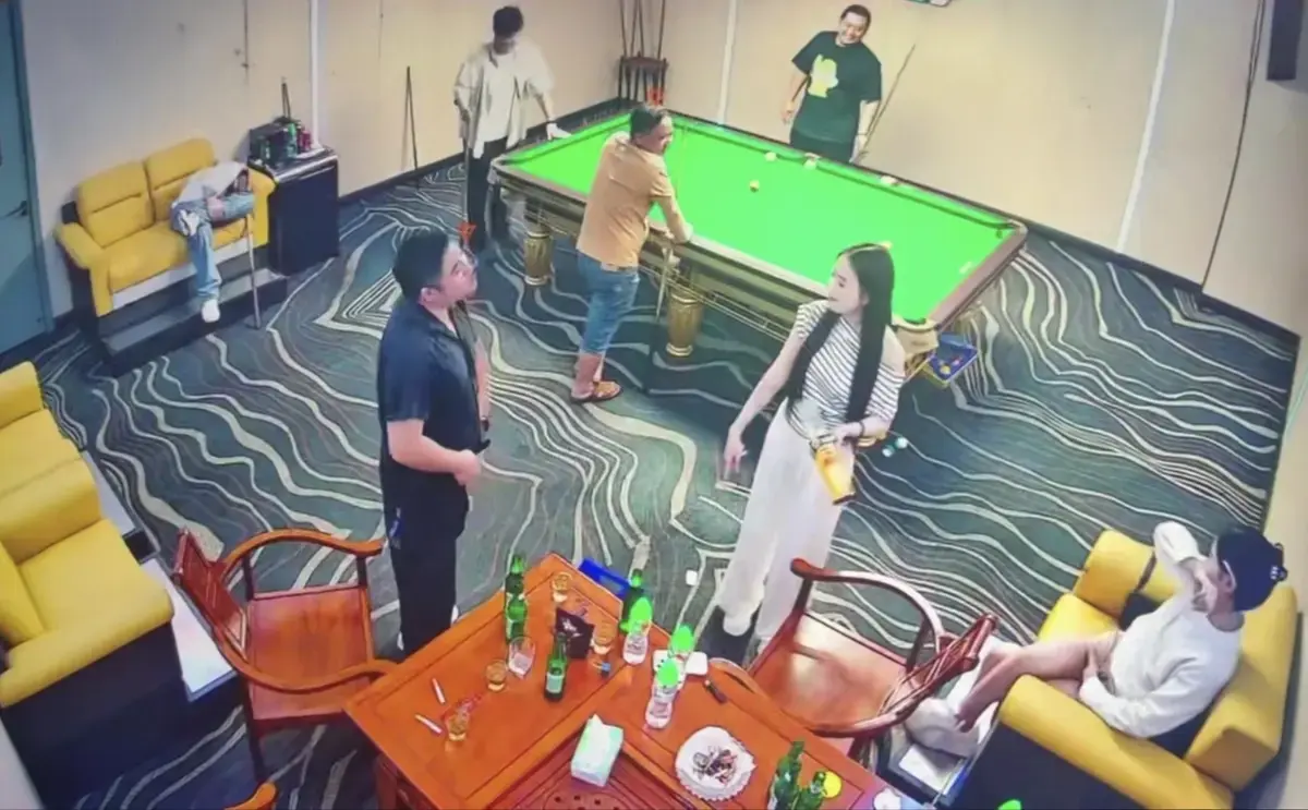 免费看《海口台球厅2V5》 - 男女对战精彩呈现 - 带助教完整原视频 - 1080P高清无广告在线观看